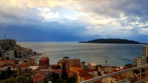 Pogled na grad i more sa terase. - image 4