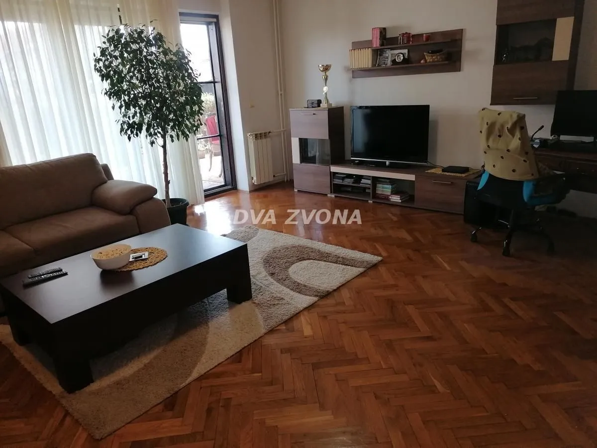 Prodaja, kuća, 450m², Centar, Inđija