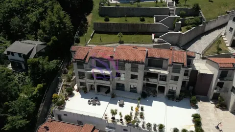 Pogled iz vazduha na eksterijer zgrade sa uređenom terasom i dvorištem. - image 2