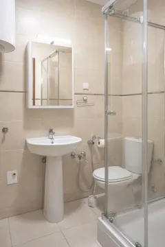 Kupatilo opremljeno tuš kabinom, umivaonikom i toaletom. - image 12
