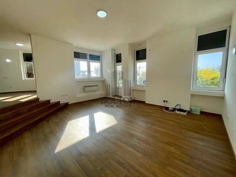 Prodaja, četvorosoban stan, 195m², Centar, Požarevac