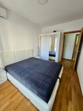 Namještena spavaća soba sa bračnim krevetom, garderoberom i drvenim podom. - image 5
