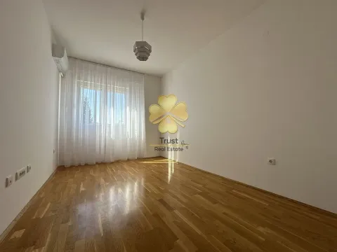 Izdavanje, trosoban stan, 105m², Ljubović, Podgorica - image 12