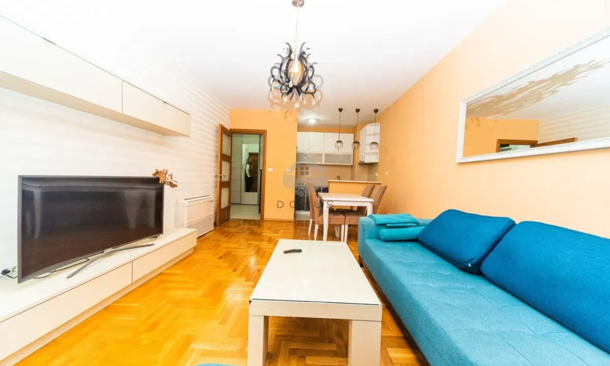 Izdavanje, dvosoban stan, 75m², Pobrežje, Podgorica