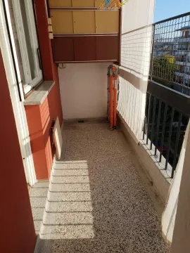 Uski balkon sa teraco podom i metalnom ogradom. - image 14