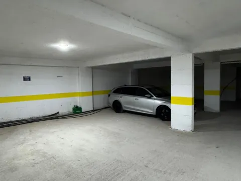 Parking garaža in Lazi