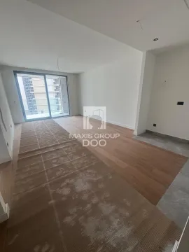 Prazna uređenju nesređena prostorija sa drvenim podom i balkonskim vratima. - image 6