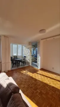 Dnevna soba sa garniturom i trpezarijskim delom u pozadini. - image 2