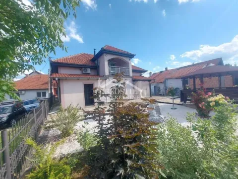 Pogled na spoljašnjost kuće sa uređenim dvorištem i zelenilom. - image 17