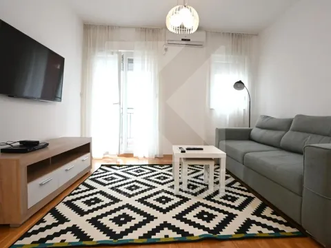 Prodaja, jednosoban stan, 43m², Stari Aerodrom, Podgorica - image 1
