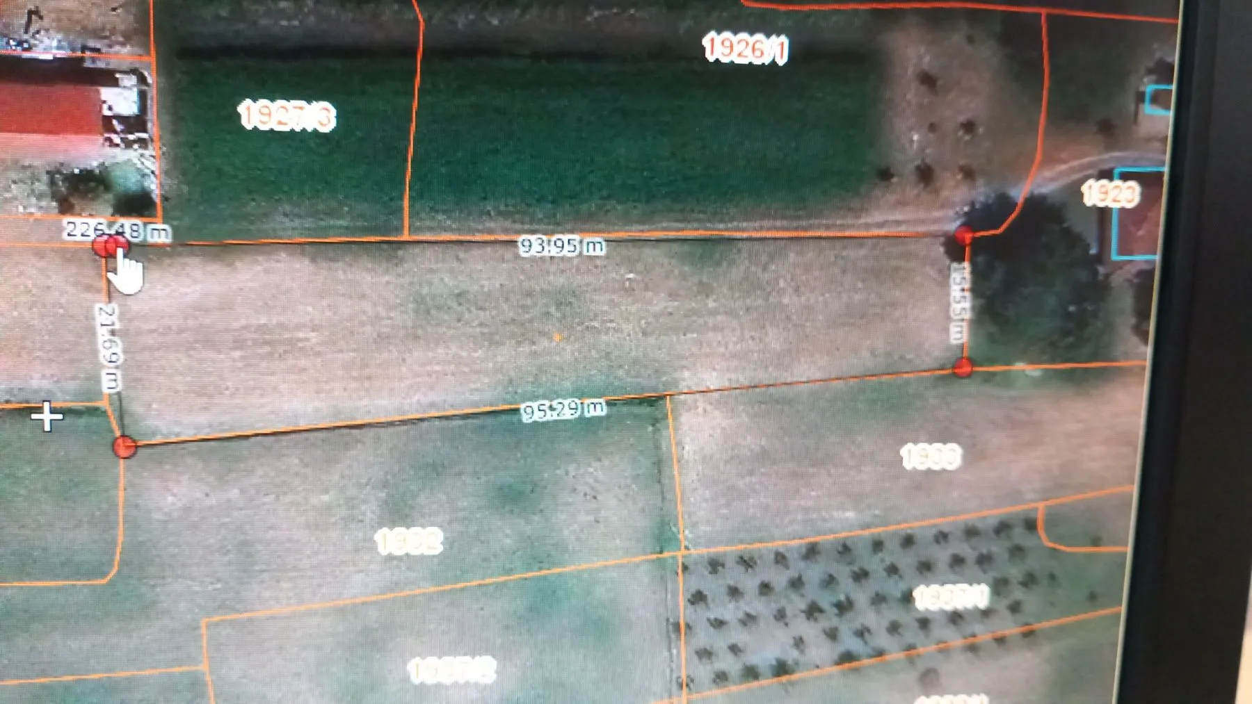 Katastarski prikaz parcele sa ucrtanim granicama i dimenzijama.