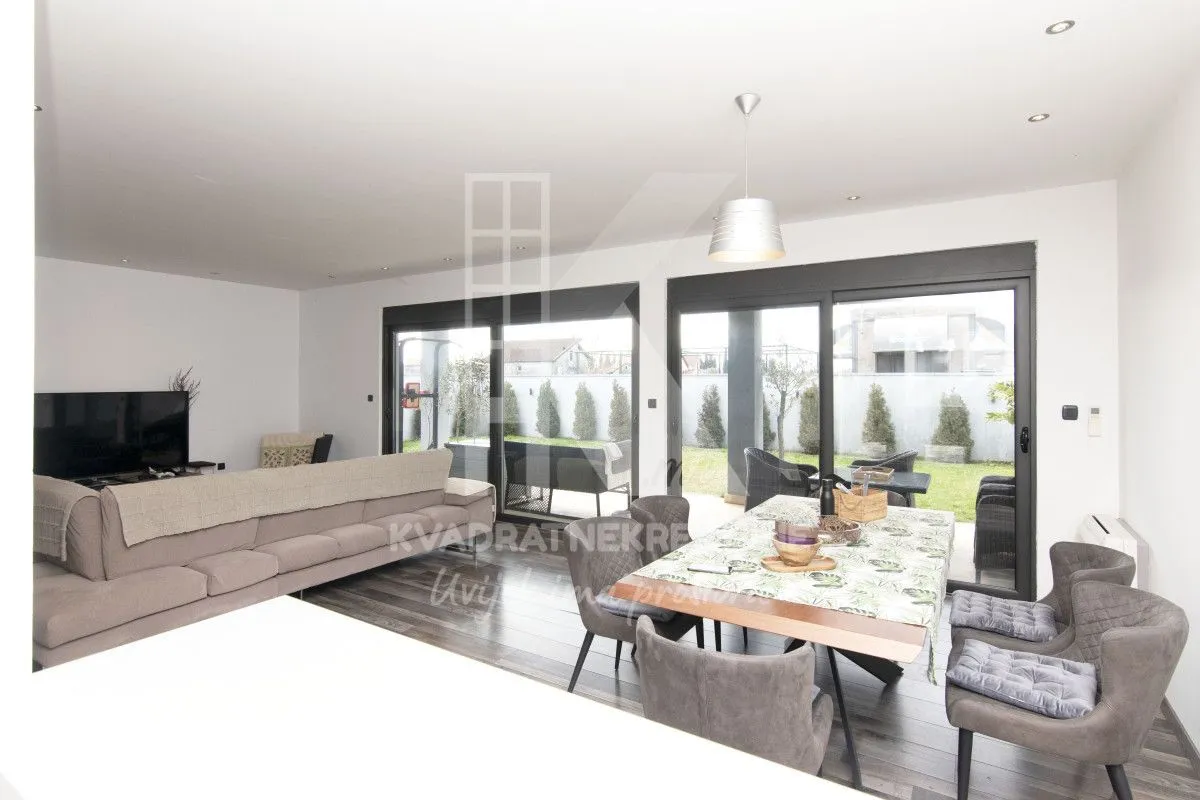 Sale, house, 250m², Tološi, Podgorica