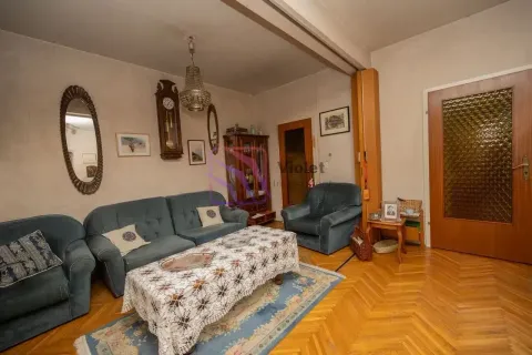Tradicionalno opremljena dnevna soba sa garniturom za sjedenje i drvenim podom. - image 11