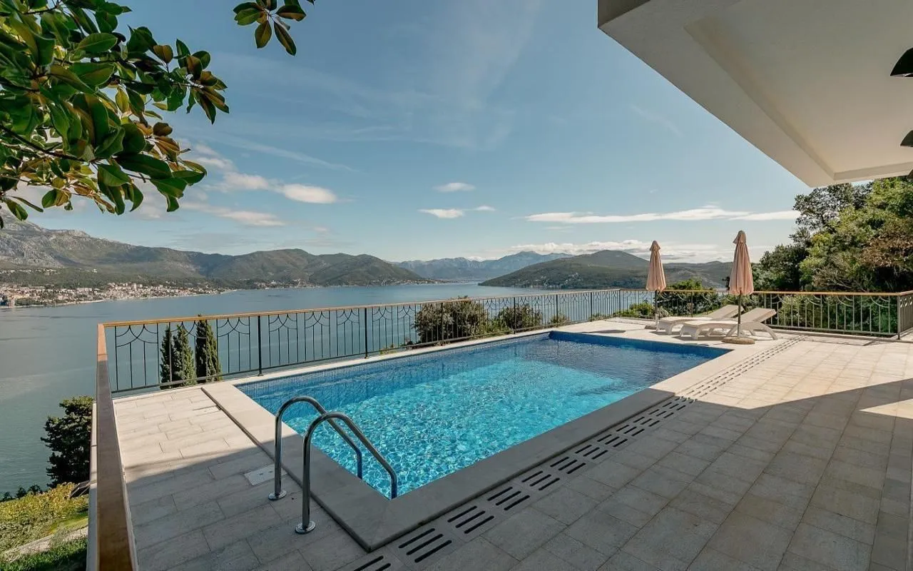 Prodaja, četvorosoban stan, 236m², Njivice, Herceg Novi
