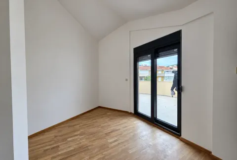 Prazna soba sa drvenim podom i izlazom na terasu. - image 15