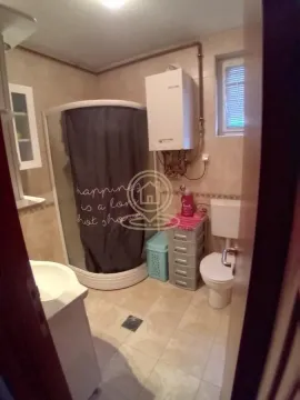 Manje kupatilo sa tuš kabinom, WC šoljom, umivaonikom i bojlerom. - image 3
