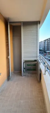 Uzak balkon sa pločicama i ugrađenom ostavom sa žaluzinama. - image 4