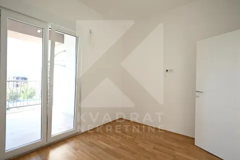 Prazna soba sa drvenim podom i izlazom na terasu. - image 7