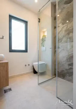 Moderne kupatilo sa tuš kabinom, konzolnom šoljom i prozorom. - image 24