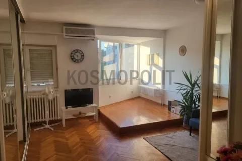 Dnevna soba sa drvenim podom, televizorom i izdignutim delom sa prozorima. - image 11