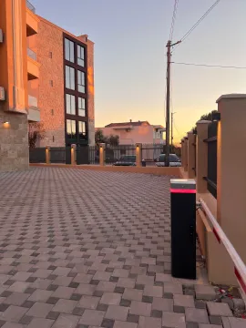 Popločano dvorište zgrade sa rampom za parking. - image 10