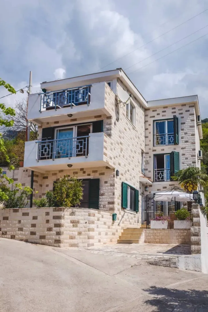 Izdavanje, kuća, 200m², Rafailovići, Budva
