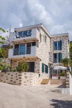Izdavanje, kuća, 200m², Rafailovići, Budva - image 1