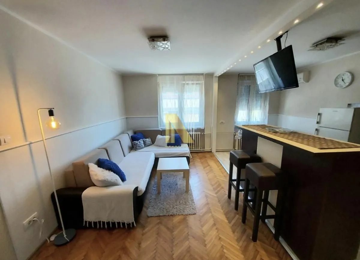 Izdavanje, dvosoban stan, 43m², Centar, Novi Sad