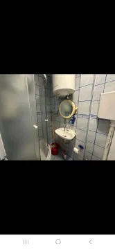 Manje kupatilo sa tuš-kabinom, umivaonikom i bojlerom. - image 8