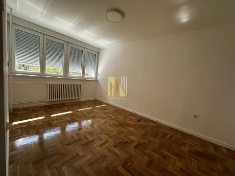 Prazna soba sa parketom i prozorima sa roletnama. - image 2