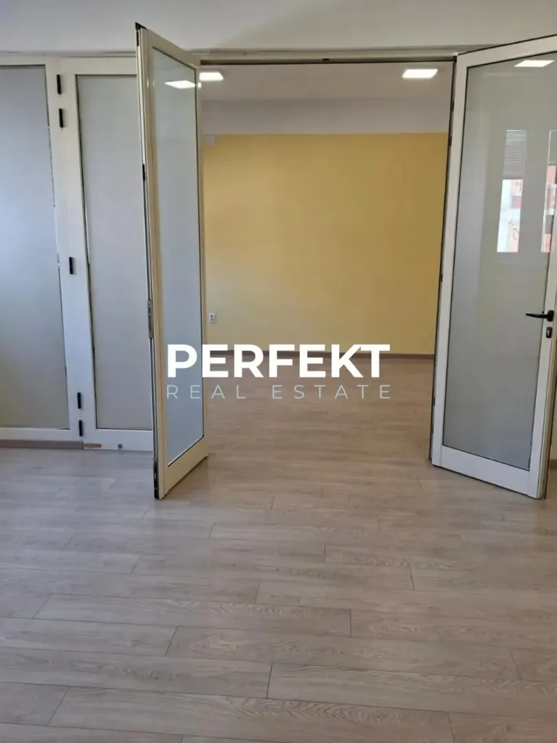 Izdavanje, poslovni prostor, 49m², Centar, Pančevo