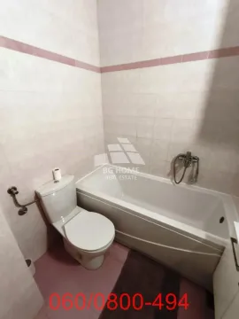 Kupatilo opremljeno kadom, toaletom i keramičkim pločicama. - image 14