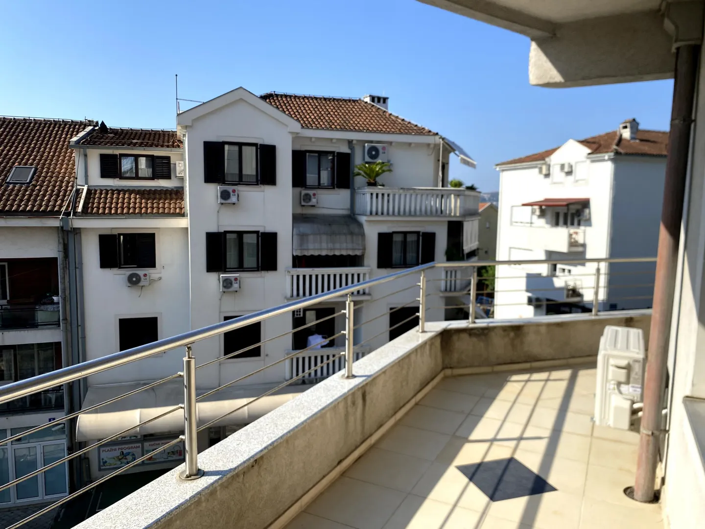 Izdavanje, jednosoban stan, 65m², Centar, Tivat