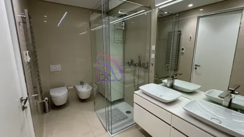 Moderne kupatilo sa tuš kabinom, dva umivaonika i WC šoljom sa bideom. - image 12