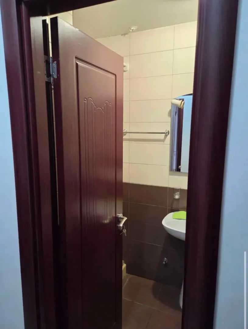 Pogled na kupatilo kroz otvorena vrata.