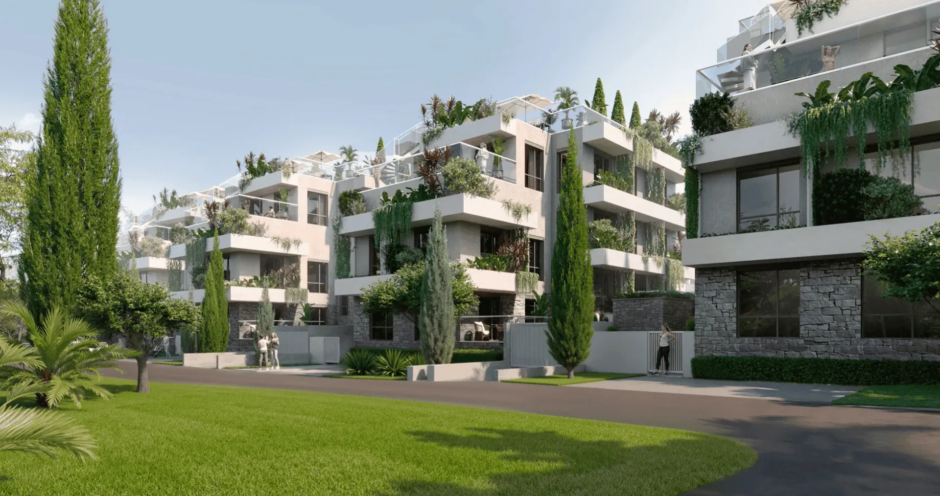 Spoljašnji izgled moderne stambene zgrade sa uređenim dvorištem i terasama.