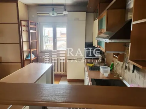 Prostrana kuhinja sa drvenim elementima i trpezarijskim delom. - image 4