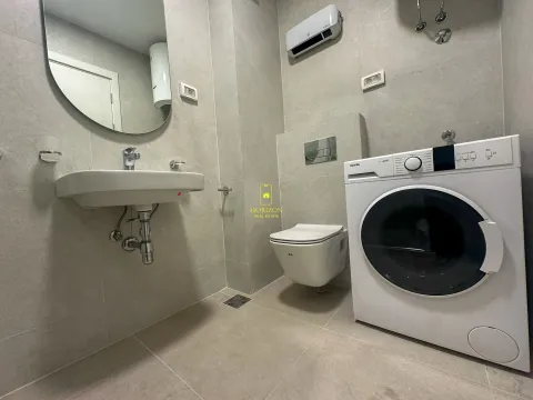 Moderno opremljeno kupatilo sa umivaonikom, WC šoljom i veš mašinom. - image 4