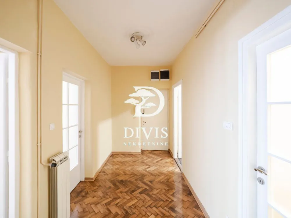 Prodaja, četvorosoban stan, 65m², Skadarlija, Beograd