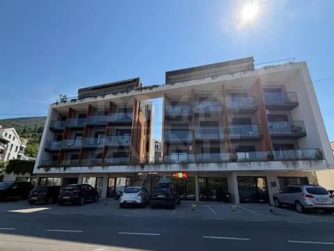 Spoljašnji izgled moderne stambene zgrade sa parkingom ispred. - image 10