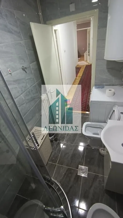 Bathroom equipped with sanitary ware and ceramic tiles.