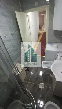 Bathroom equipped with sanitary ware and ceramic tiles. - image 16