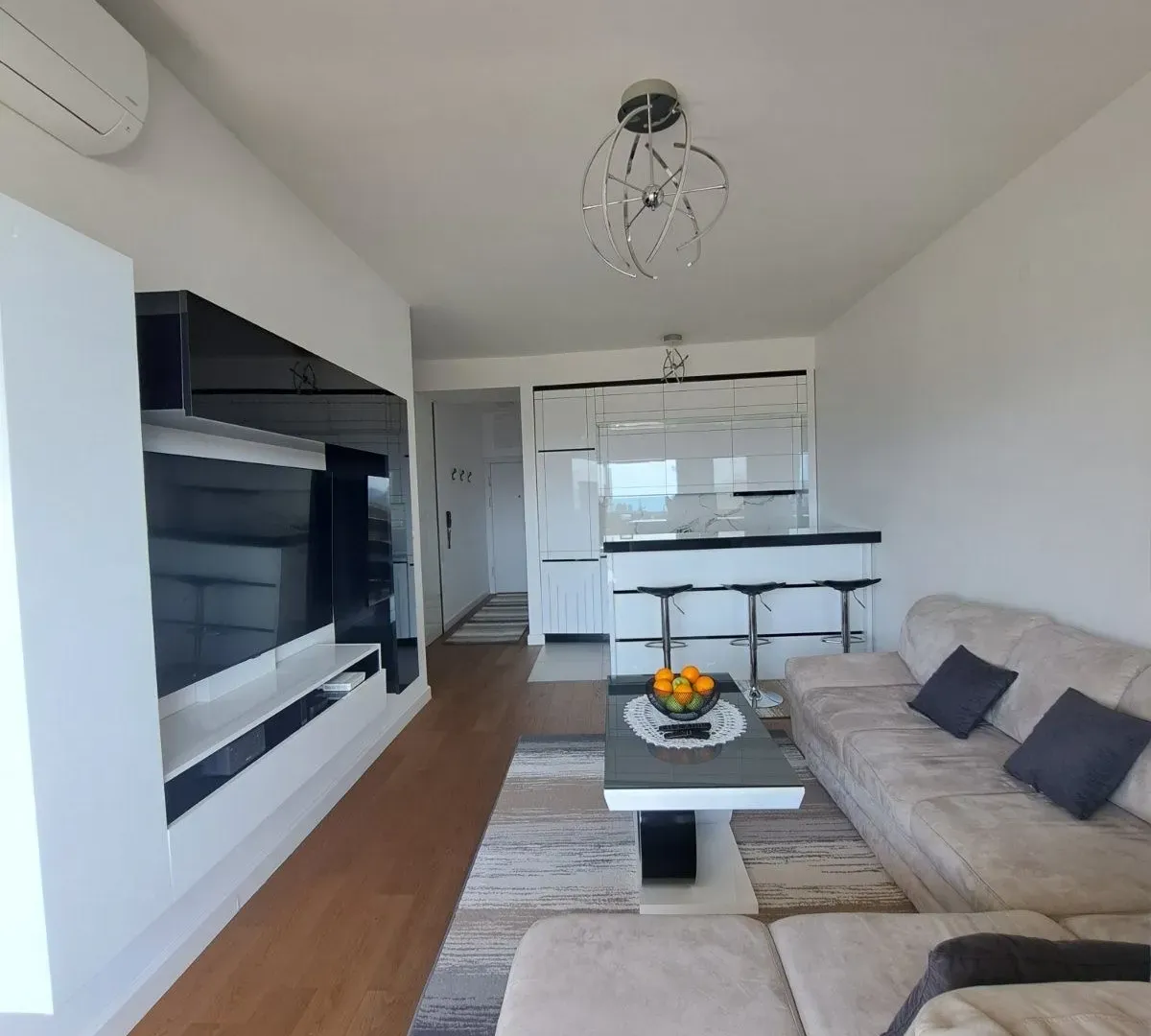 Izdavanje, jednosoban stan, 62m², Soho City, Bar