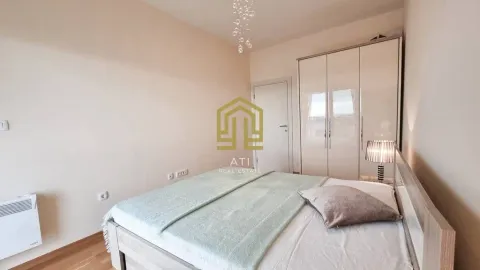 Namještena spavaća soba sa bračnim krevetom i ugradnim ormarom. - image 10
