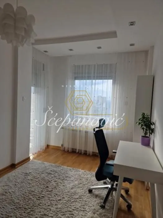 Izdavanje, trosoban stan, 105m², Centar, Novi Sad
