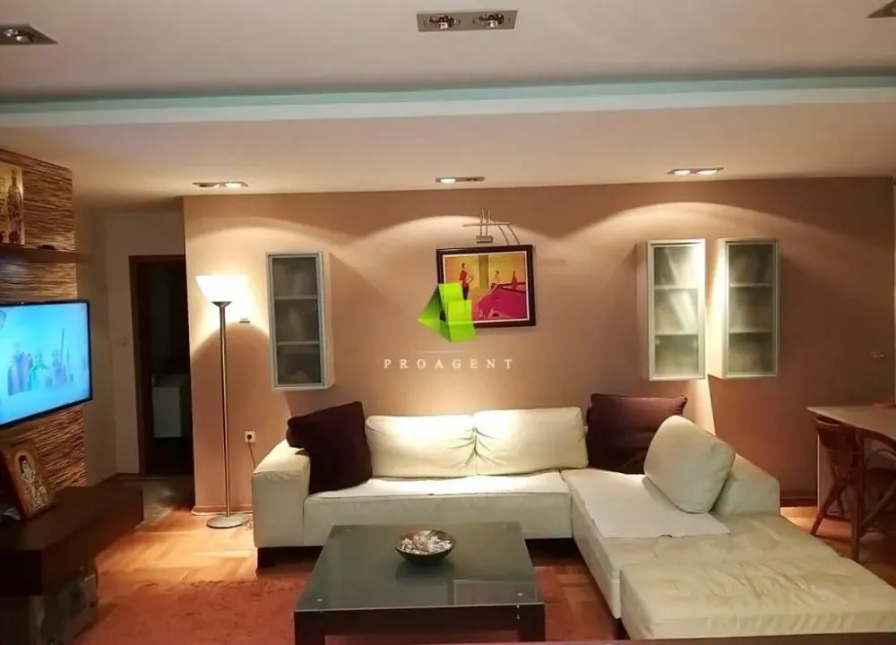 Izdavanje, četvorosoban stan, 115m², Centar, Niš