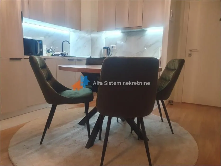 Izdavanje, trosoban stan, 72m², Savski Venac, Beograd