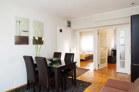 Dnevna soba sa trpezarijskim stolom i stolicama i pogledom na unutrašnja vrata. - image 10