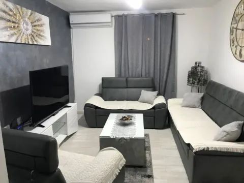Rent, two bedroom apartment, 82m², Dumidran, Tivat