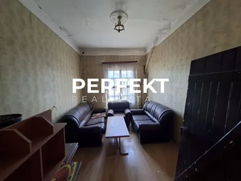 Dnevna soba sa garniturom za sedenje i stočićem. - image 8